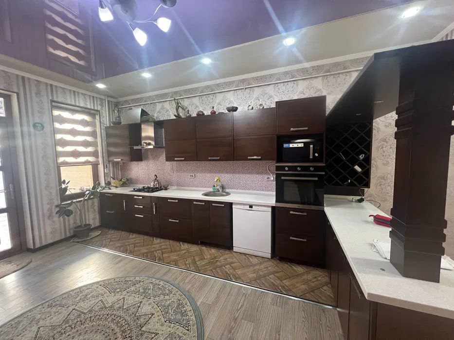 Uzbekistan Vila: Property Rent /Sale  乌兹别克斯坦公寓出租39 :  yakkasaroy 4房间 2800$