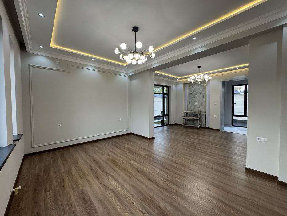 Uzbekistan Vila: Property Rent /Sale  乌兹别克斯坦公寓出售71:房屋面积：437平方 房间数：6间 卫生间：4个 层数：三层+1带地下室