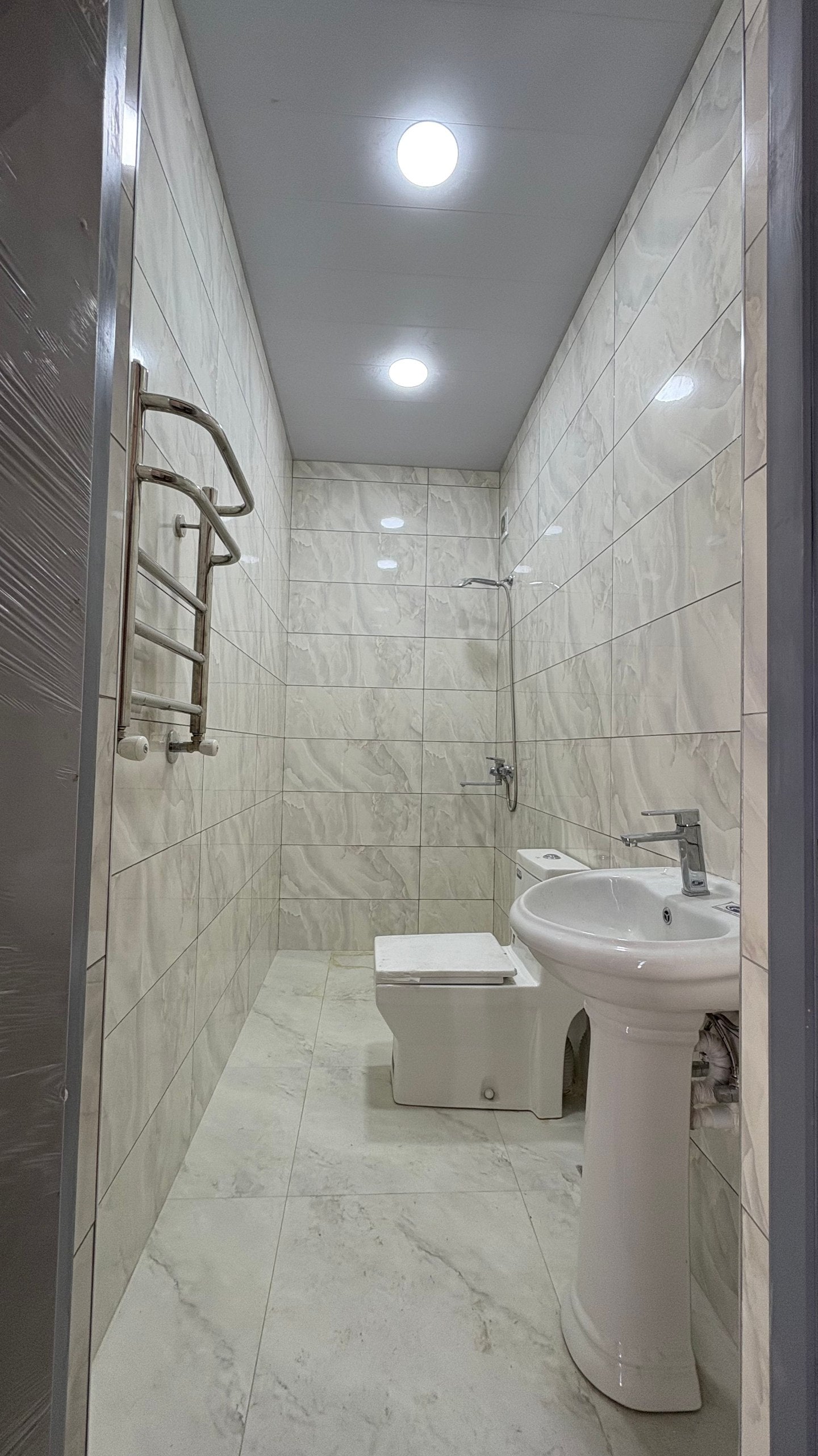 Uzbekistan Vila: Property Rent /Sale  乌兹别克斯坦公寓出售71:房屋面积：437平方 房间数：6间 卫生间：4个 层数：三层+1带地下室